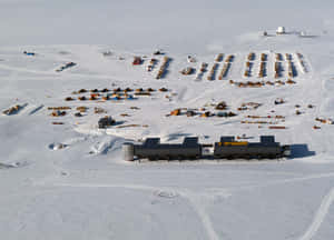 南極研究站，建築物和雪地摩托車在雪地上。 — 冬季風景 壁紙
