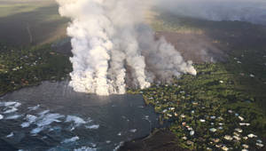 火山爆發，濃煙籠罩沿海城鎮與海洋。 — 煙動圖 壁紙
