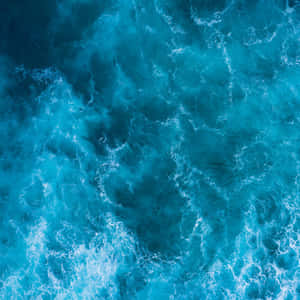 俯瞰翻騰的藍綠色海浪，帶有白色泡沫的航拍圖。 — 海景 壁紙