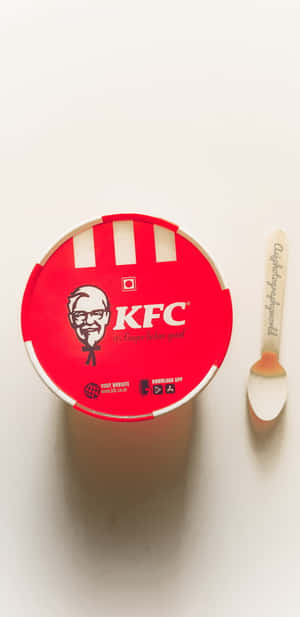 白色背景上的紅色KFC桶和品牌湯匙。 — Pixel 4 壁紙