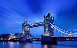 夜間燈光照耀的塔橋，河面倒影 — 英國 壁紙