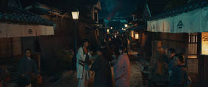 夜晚場景，人們穿著和服在傳統日本小巷中行走和交談。 — 日本武士 壁紙