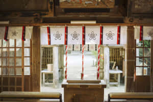 木造神社內部，有櫻花圖案和紅白簾幕。 — 日式自然壁紙
