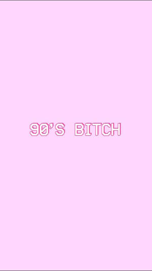 像素化粉紅色文字「90's BITCH」在淺粉紅色背景上。