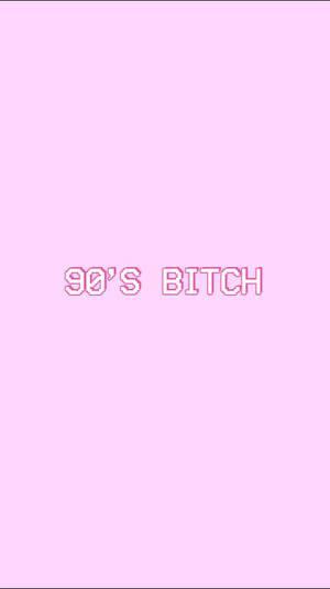 像素化粉紅色文字「90'S BITCH」在淺粉紅色背景上。 — 復古90年代風格 壁紙