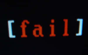 數位螢幕顯示fail這個詞，以紅色和藍色像素化文字呈現。 — 淺色 壁紙