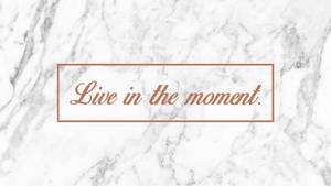 大理石背景，搭配玫瑰金文字「live in the moment」。 — 美學大理石 壁紙