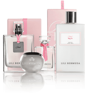 Lili Bermuda香水套裝，粉紅色和白色的瓶子和盒子在反光表面上。