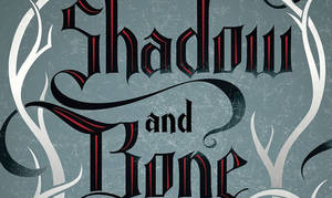 哥德式標題 Shadow and Bone，紅黑配色，帶白色裝飾漩渦，背景為帶紋理的灰色。 — 暗影與骨骸 壁紙