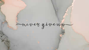 勵志名言never give up，背景為粉紅色和灰色調的大理石。 — 粉紅色 壁紙