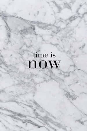 大理石紋理，上面有黑色文字寫著 time is now。 — 語錄 壁紙