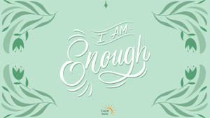 平靜的鼠尾草標誌，以優雅的白色字體書寫「I AM Enough」，周圍環繞著綠色樹枝葉片。 — 肯定語 壁紙