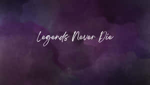 紫色水彩背景上帶有白色草書文字 legends never die — 名言 壁紙