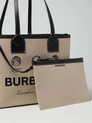 Burberry 米色手提袋和收納袋，帶有黑色皮革細節和地球印花。 — Burberry 壁紙
