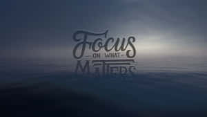 平靜海洋上黃昏時分的勵志文字「Focus on What Matters」。 — 焦點 壁紙