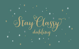 藍綠色背景上金色草書文字寫著 Stay Classy dahling，並散落著星形閃光。 — 美麗的秋天 壁紙