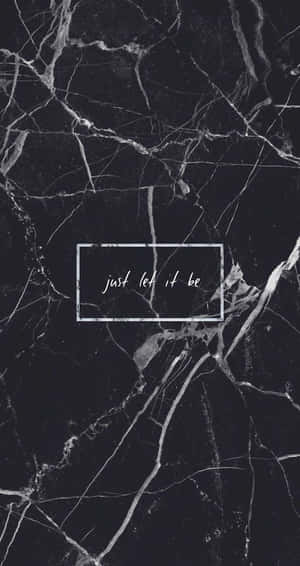 黑白紋大理石背景，白色方框內有just let it be文字。 — 黑色 壁紙