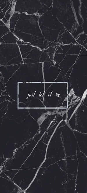 黑色大理石背景，帶有白色紋理和文字框，寫著 just let it be。 — 20:9 壁紙