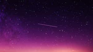充滿星星和發光流星劃過的紫色和粉紅色夜空。 — 淺紫色系美學 壁紙