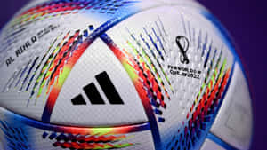 帶有彩色圖案和 Adidas 標誌的 FIFA 世界盃卡達 2022 官方足球。 — iMac 壁紙
