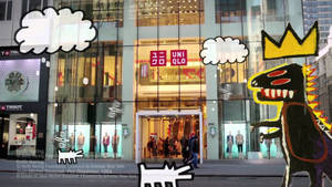 紐約市街道上 UNIQLO 商店附近的 Keith Haring 和 Jean-Michel Basquiat 塗鴉藝術。 — 1600x900 壁紙