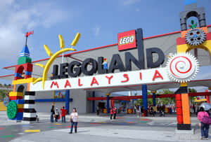 馬來西亞LEGOLAND入口，色彩繽紛的LEGO結構和遊客。 — 樂高旋風忍者 壁紙
