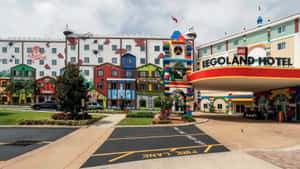LEGO主題飯店，擁有色彩繽紛的積木建築和有趣的標誌。 — 樂高 壁紙