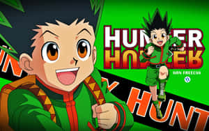 動畫角色 Gon Freecss 穿著綠色服裝微笑奔跑，帶有 Hunter x Hunter 標題。 — 動漫戰鬥 壁紙