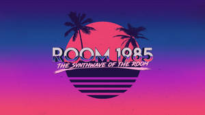 Room 1985 的合成波標誌，帶有棕櫚樹和日落漸變背景。 — 復古90年代風格 壁紙