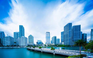 現代城市天際線，高樓大廈和橋樑橫跨水面，天空湛藍。 — 邁阿密 壁紙