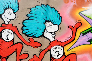 Dr. Seuss的Thing 1和Thing 2塗鴉壁畫，藍色頭髮和紅色服裝，正在跳舞。 — 幽默 壁紙