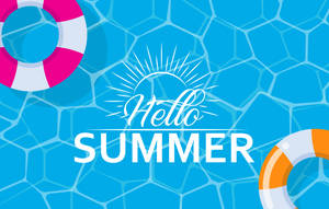藍色泳池瓷磚上的 Hello SUMMER 文字，配有粉紅色和橙色救生圈