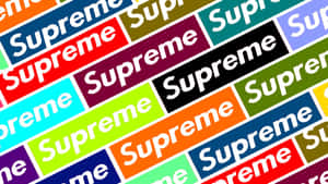 帶有白色文字的多彩 Supreme 品牌標誌的對角圖案。 — CIA標誌 壁紙