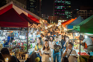 夜市，人群在色彩繽紛的帳篷和燈光下購物。 — 唐人街 壁紙