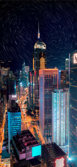 夜間城市天際線，帶有星軌和發光的摩天大樓。 — 紐約 壁紙