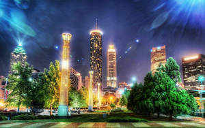 夜間城市天際線，發光的摩天大樓和公園中的綠樹。 — 亞特蘭大 壁紙
