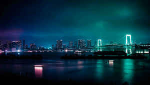 彩虹橋在夜間在水面上亮起，背景為城市天際線。 — 城市風景 壁紙