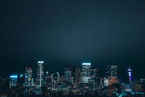 夜間城市天際線，建築物閃耀，高塔亮燈。 — 城市燈光 壁紙