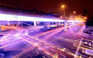 夜間城市高速公路，長曝光下汽車燈光形成條紋。 — 塔橋 壁紙