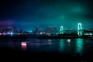 彩虹橋在夜間照亮水面，城市燈光倒映在黑暗的水中。 — MacBook Pro M2 壁紙