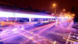 夜間城市高速公路，長曝光下汽車燈光形成條紋。 — 光線 壁紙