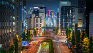 夜間城市街道，閃爍的霓虹燈招牌和流動的車燈。 — 城市燈光 壁紙