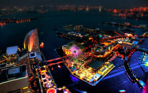 夜間海港，燈火通明的建築物和閃閃發光的摩天輪。 — 橫濱 壁紙