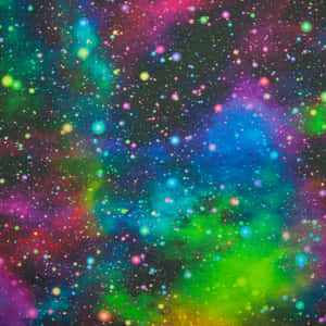 充滿活力的宇宙星雲，在太空中閃耀著星星和彩色雲層。 — 紫色銀河 壁紙