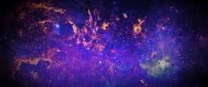 在深空中帶有發光星星的充滿活力的紫色、橙色和藍色星雲。 — 3440x1440 壁紙