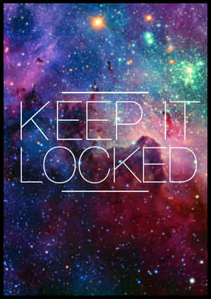 宇宙星雲，帶有發光的星星和粗體白色文字 keep it locked。 — 酷 壁紙