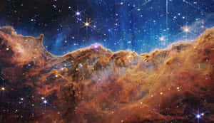 色彩繽紛的星雲，在深空中帶有發光的雲朵和明亮的星星。 — 太空 壁紙