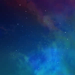 星空下，藍色、綠色和紫色的彩色星雲雲層。 — 酷炫 iPad 壁紙