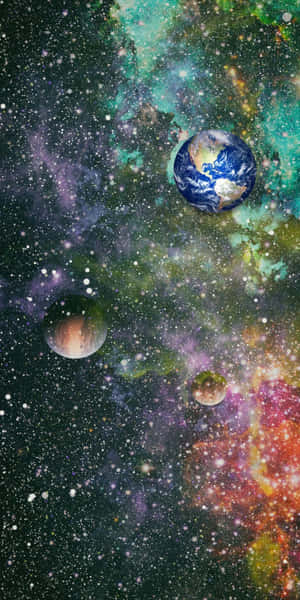地球和兩顆行星漂浮在色彩繽紛的宇宙雲和星星之間。 — 酷 壁紙