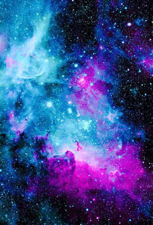 充滿活力的宇宙星雲，帶有旋轉的藍色和紫色雲層以及閃爍的星星。 — 宇宙美學 壁紙